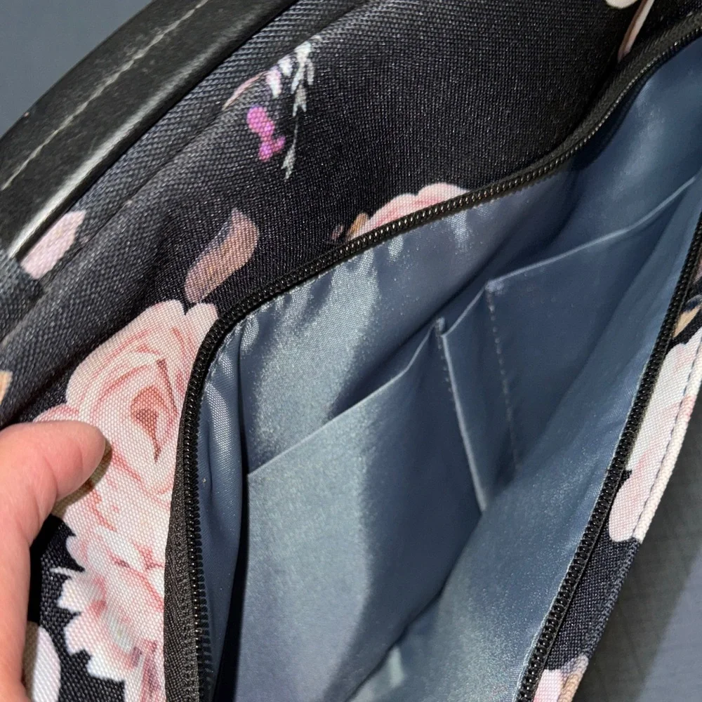 Mosiso laptop sleeve with a black base and peony floral pattern EUC